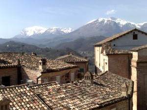 Colour photograph showing the view, taken just a few hours after the Abruzzo Earthquake, looking towards L'Aquila over the snow-capped Sibillini Mountains. Click to enlarge. Photograph taken by CJ Walsh from within the historical centre of Amandola, 70 Km away. 2009-04-06.