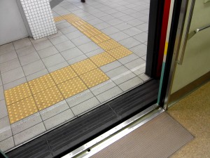 Colour photograph showing Accessibility-for-All in Kyoto, Japan. Photograph taken by CJ Walsh. 2010-04-24. Click to enlarge.